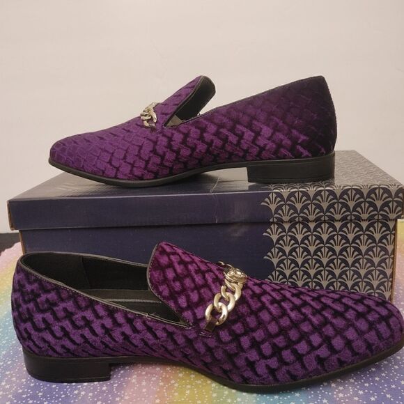 AMALI MEN'S DIAMOND QUILTED EMBOSSED FAUX VELVET LOAFER WITH METAL CHAIN. - Picture 2 of 8